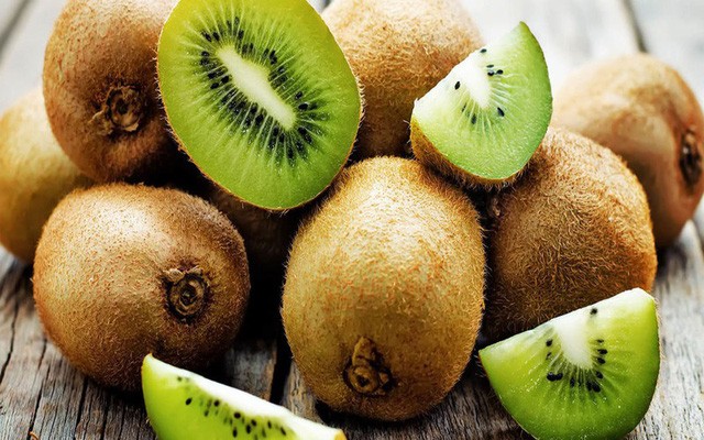 Những thực phẩm là ‘thần dược’ cho da trong mùa đông Một quả kiwi trung bình chứa một lượng vitamin C bằng gần 120% nhu cầu hàng ngày. Vitamin C có tác dụng kích thích sự tổng hợp collagen, giữ cho da trẻ trung và mịn màng. Ảnh: Internet