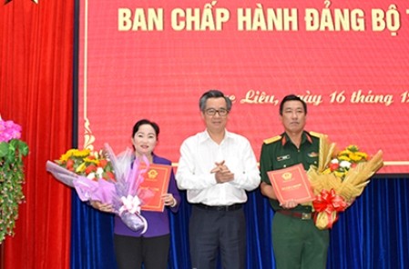 Triển khai quyết định nhân sự của Ban Bí thư Trung ương Đảng Bí thư Tỉnh ủy Bạc Liêu Nguyễn Quang Dương trao quyết định và chúc mừng Đại tá Đỗ Minh Đẩu và đồng chí Trần Thị Lan Phương.