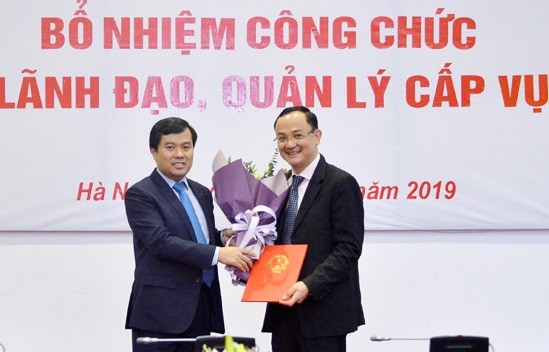 Bổ nhiệm nhân sự Văn phòng Quốc hội, Bộ Ngoại giao Phó Chủ nhiệm Văn phòng Quốc hội Nguyễn Mạnh Hùng trao quyết định và chúc mừng đồng chí Nguyễn Ngọc Sơn.