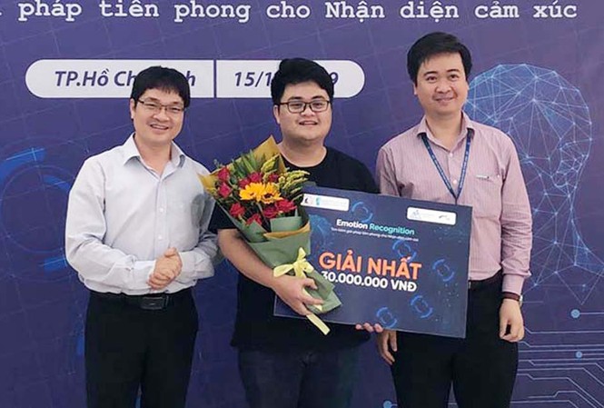 Cán bộ ĐH Duy Tân giành giải Nhất Cuộc thi ERC2019 Anh Trần Bảo Toàn (đứng giữa) đến từ ĐH Duy Tân được trao giải Nhất tại cuộc thi ERC2019