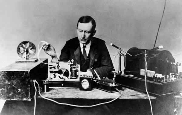 1001 thắc mắc: 'Cha đẻ của ngành truyền thanh' là ai? Kỹ sư điện/nhà phát minh Guglielmo Marconi (1874-1937) cùng hệ thống truyền tin không dây đầu tiên vượt Đại Tây Dương của ông tại Anh Quốc vào năm 1901.