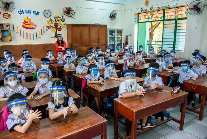 Phát khổ đeo tấm chắn giọt bắn: Học sinh biết theo ai? Ngoài khẩu trang, học sinh lớp học này của Trường Tiểu học Núi Thành còn đeo cả tấm chắn giọt bắn. Ảnh: Vietnamnet