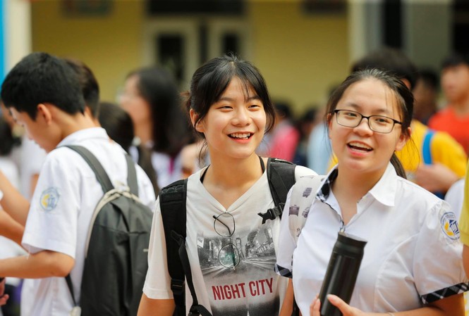 Kết thúc môn thi tiếng Anh vào lớp 10 của Hà Nội: Sẽ nhiều điểm 9, 10 Thí sinh vui vẻ sau môn Tiếng Anh tại điểm thi THCS Phan Đình Giót, Hà Nội. Ảnh: Như Ý