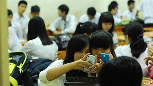 Có nên cho học sinh dùng điện thoại trong giờ học? Ảnh minh họa