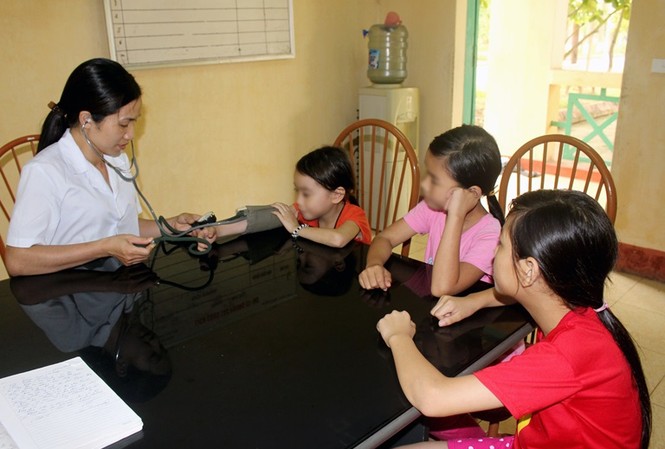 Phòng ngừa, bảo vệ trẻ em bị ảnh hưởng bởi HIV/AIDS khỏi bị xâm hại Thăm khám sức khỏe cho trẻ tại một cơ sở bảo trợ xã hội