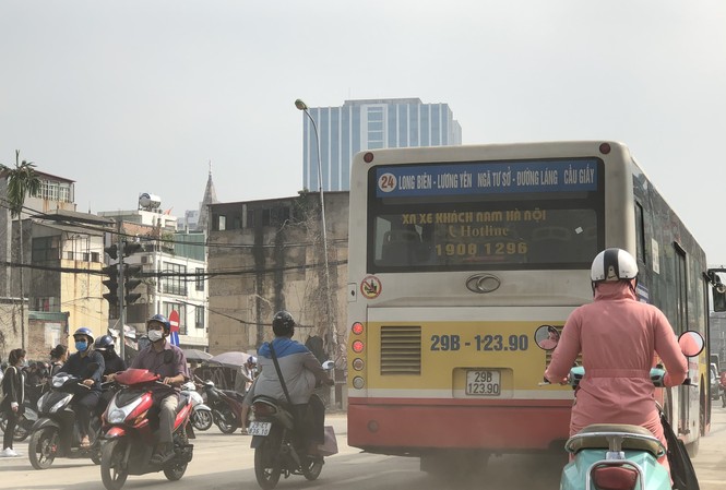 Những ‘con đường đau khổ’ đầy khói bụi ở Hà Nội Những ‘con đường đau khổ’ đầy khói bụi ở Hà Nội