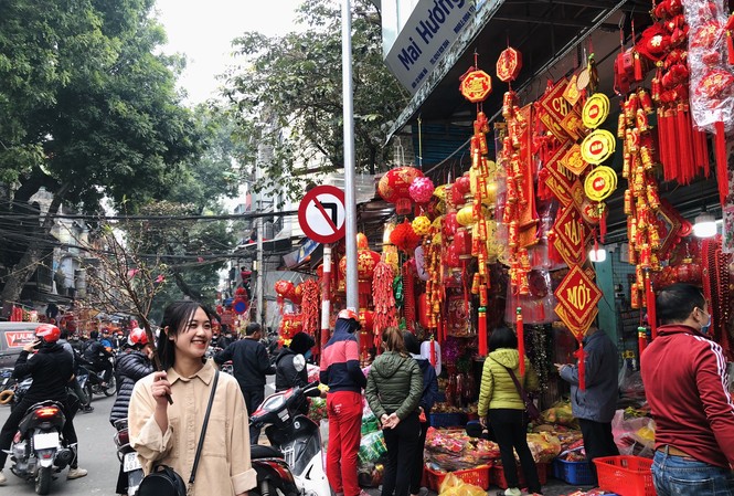 Đến hẹn lại lên, người dân chen chân ở phố Hàng Mã sắm Tết Người dân chen chân ở phố Hàng Mã sắm Tết