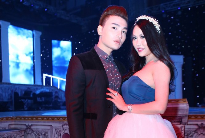 Phi Thanh Vân mặc váy công chúa, ôm chặt 'trai lạ' Phi Thanh Vân mặc váy công chúa, ôm chặt 'trai lạ'