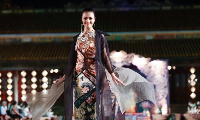 Hồng Quế mặc áo dài 'độc', múa trên sàn catwalk Hồng Quế mặc áo dài 'độc', múa trên sàn catwalk