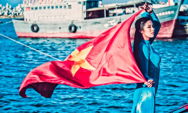 Ngọc Hân gây xúc động khi tung cờ đỏ sao vàng ở Lý Sơn Ngọc Hân gây xúc động khi tung cờ đỏ sao vàng ở Lý Sơn