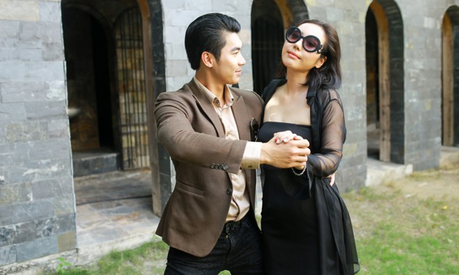 Trương Nam Thành tình tứ bên nữ nghệ sĩ violin Hàn Quốc Trương Nam Thành tình tứ với Jmi trong MV ca nhạc của cô.