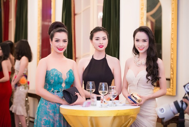 Dàn mỹ nữ 'đọ' lưng trần, ngực đầy sexy ở Hà Nội Cựu người mẫu Thúy Hằng, Ngô Thanh Vân và Vũ Ngọc Anh khoe nhan sắc lộng lẫy.