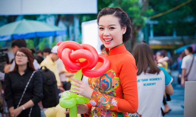 Trương Tùng Lan mặc áo dài duyên dáng dự ngày hội từ thiện Sáng 27/9, người đẹp Trương Tùng Lan mặc áo dài rực rỡ, dịu dàng tham dự ngày hội 'Trao yêu thương, nhận hạnh phúc' Mottainai 2014 diễn ra tại Bảo tàng Phụ nữ Việt Nam, Hà Nội.