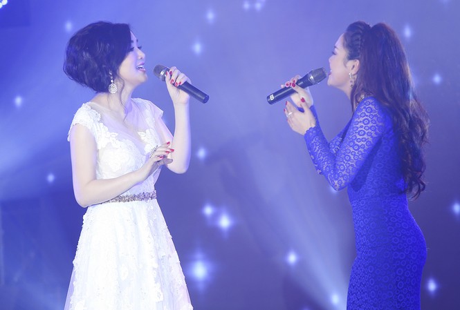 Hoa hậu Giáng My tự tin song ca cùng ca sĩ Ngọc Anh Hoa hậu Giáng My song ca cùng ca sĩ Ngọc Anh trên sân khấu.
