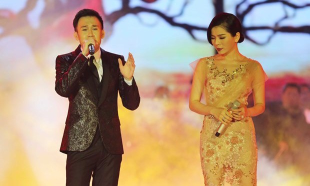 Dương Triệu Vũ bất ngờ hát nhạc bolero trong liveshow của Lệ Quyên Dương Triệu Vũ sẽ cùng hát nhạc bolero với Lệ Quyên trong liveshow của cô.