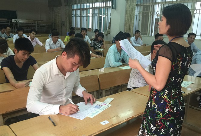Ngăn chặn lừa đảo thi tiếng Hàn để đi lao động Hàn Quốc Người lao động chuẩn bị bước vào ký thi tiếng Hàn năm 2016. Ảnh: Thanh Kiều.