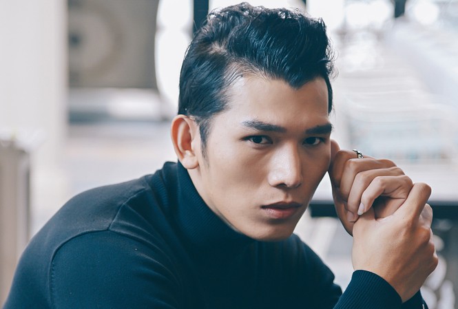 Ngọc Tình làm giám khảo chấm Nguyễn Thị Thành trong đêm chung kết Siêu mẫu Ngọc Tình.