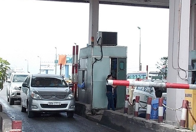 Bộ GTVT nói gì về trạm thu phí ngó lơ lệnh dỡ bỏ? Với lý do không tăng phí, trạm thu phí BOT tiếp tục tồn tại trên đường Bắc Thăng Long – Nội Bài 7 năm nữa.