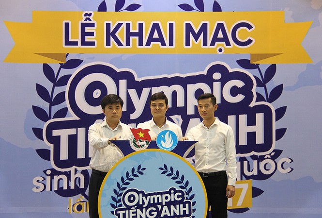 Hội thi: “Olympic Tiếng Anh sinh viên toàn quốc” lần thứ I, năm 2017 Các đại biểu nhấn nút khởi động Hội thi.