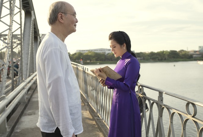 Nhạc sĩ Vũ Thành An cùng 'nữ hoàng phòng trà' HN trở lại Huế ôn kỷ niệm Nhạc sĩ Vũ Thành An và nữ ca sĩ Hiền Anh trên cầu Tràng Tiền.