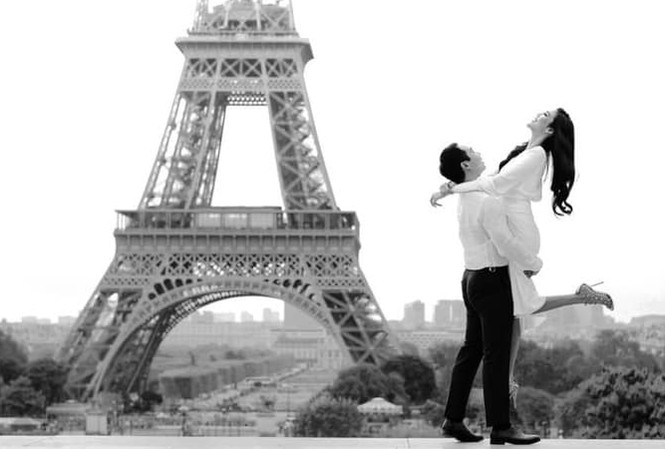 Hé lộ ảnh cưới lãng mạn của Lan Khuê và ông xã dưới chân tháp Eiffel Hé lộ ảnh cưới lãng mạn của Lan Khuê và ông xã dưới chân tháp Eiffel.