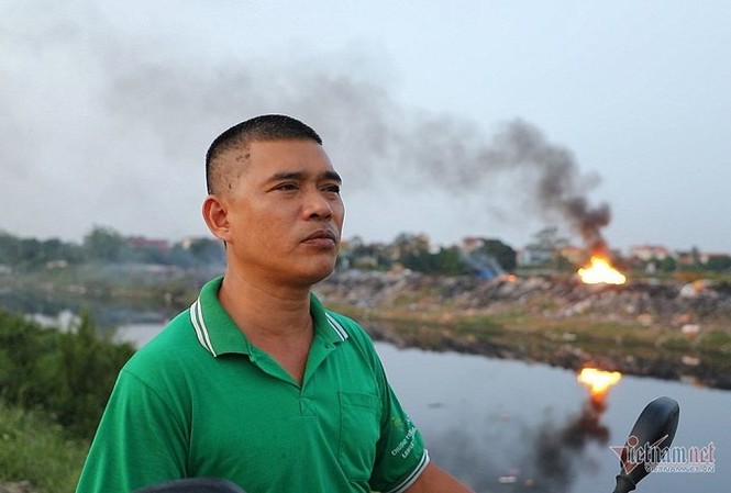 Khói đốt vải khét lẹt đầu độc dân làng vải vụn ở ngoại thành Hà Nội Anh Nguyễn Thanh Bình (người dân thôn Nhuệ Giang).