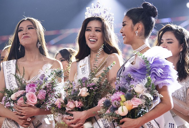 Tân Hoa hậu Hoàn vũ Việt Nam Khánh Vân chia sẻ từng bị xâm hại tình dục Nguyễn Trần Khánh Vân trong khoảnh khắc đăng quang Hoa hậu Hoàn vũ Việt Nam 2019.