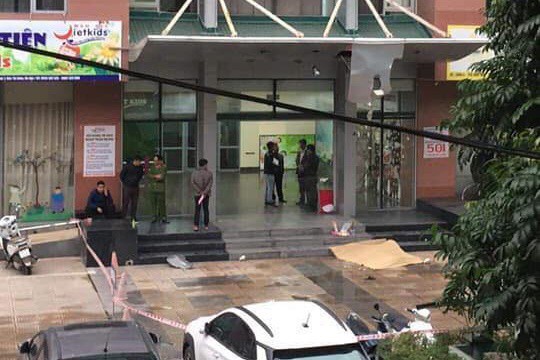 Người phụ nữ rơi từ tầng 19 chung cư xuống đất tử vong Hiện trường vụ việc. Ảnh: Zing