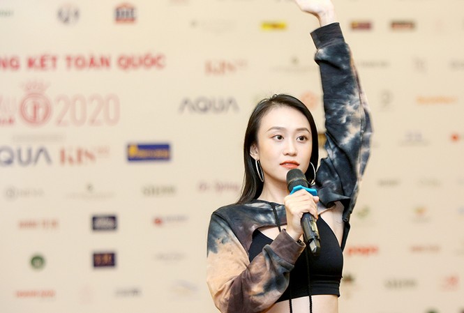 Biên đạo múa Kim Anh chia sẻ yếu tố quan trọng nhất để các thí sinh HHVN thể hiện Biên đạo múa Kim Anh hướng dẫn các thí sinh HHVN 2020 tập luyện vũ đạo. Ảnh: Trọng Tài.