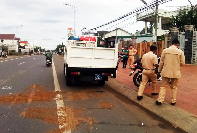 Truy tìm tài xế cán chết người trên Quốc lộ 20 rồi lái xe bỏ trốn Công an khám nghiệm hiện trường vụ tai nạn chết người