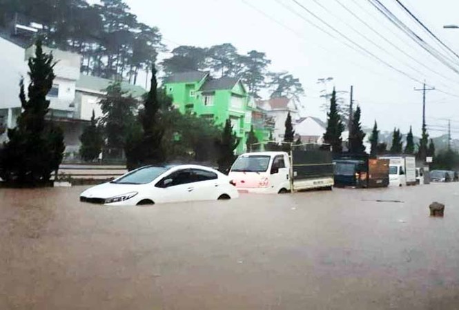 Công an viên bị nước cuốn tử vong khi giúp dân ứng phó lũ Hàng loạt ô tô bị ngập, chết máy trên đường