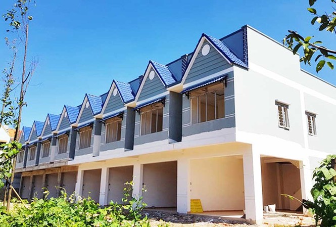 Phù phép biến đất bến xe Di linh thành biệt thự, nhà mặt phố Nhà dịch vụ của bến xe bị biến thành dãy nhà mặt phố