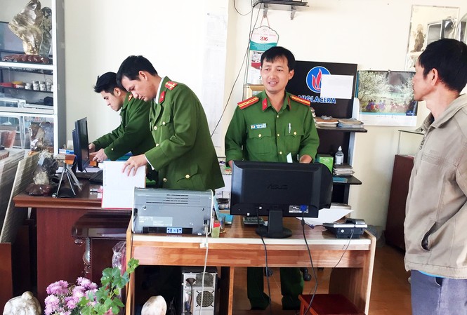 Thành lập 11 công ty 'ma' để mua bán hóa đơn giá trị gia tăng khám xét một công ty trong đường dây mua bán hóa đơn trái phép