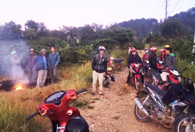 Nhầm tưởng sâm quý Ngọc Linh, dòng người đổ vào vườn quốc gia săn lùng Một đoàn người tìm sâm bị chặn lại ở cửa rừng Vườn quốc gia