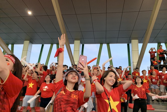 Những cổ động viên 'số đỏ' khi tiếp lửa cho U22 Việt Nam Cổ vũ cuồng nhiệt