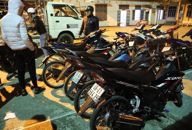 50 'quái xế' náo loạn Quốc lộ 20, cảnh sát nổ súng khống chế Công an tịch thu hàng chục chiếc xe đua