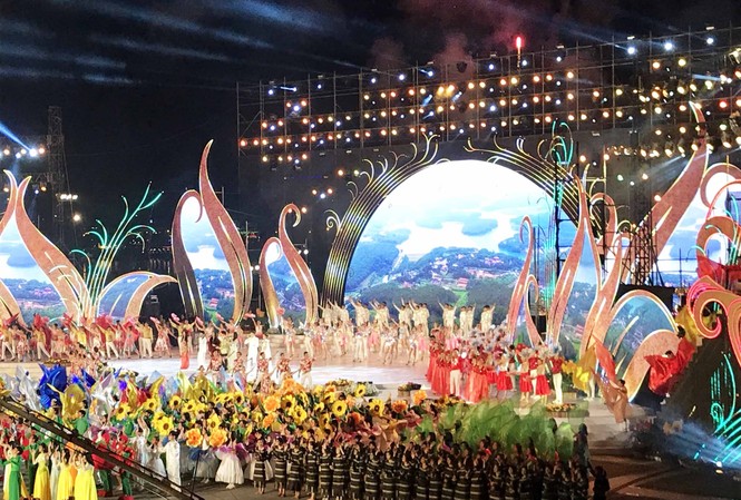 Biển người tham dự đêm khai mạc Festival hoa Đà Lạt 2019 Cảnh diễn nghệ thuật tại lễ khai mạc Festival hoa Đà Lạt 2019