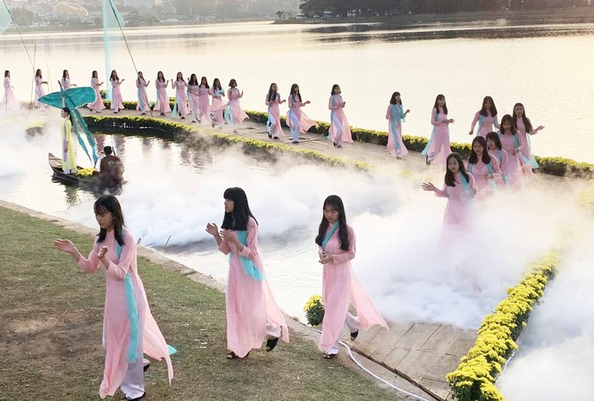 Vẻ đẹp tơ lụa Việt Nam khoe sắc giữa thiên nhiên Đà Lạt huyền ảo Trình diễn thời trang tơ lụa bên hồ Xuân Hương thơ mộng