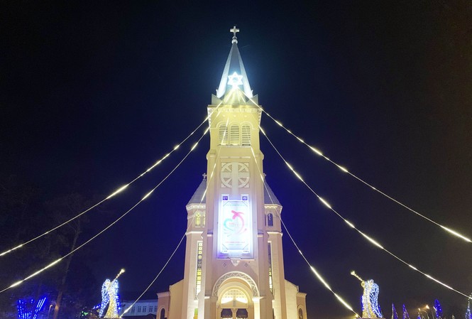 Dòng người đón Giáng sinh đông nghịt ở xứ lạnh Đà Lạt Nhà thờ Chánh tòa được trang hoàng lộng lẫy