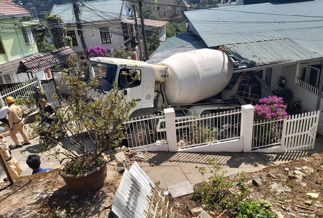Xe bồn chở bê tông bị tụt dốc làm sập nhà bên đường, 1 người bị thương Hiện trượng vụ tai nạn hi hữu