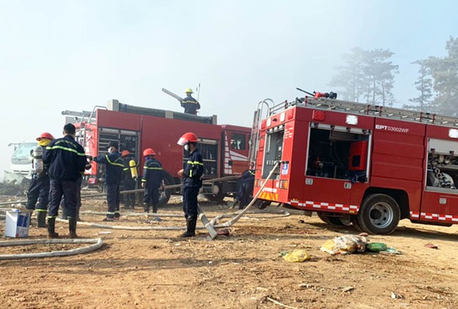 Cháy bãi rác Cam Ly sang ngày thứ 6, Đà Lạt huy động tổng lực cứu hỏa Xe chữa cháy của Cảnh sát PCCC Công an tỉnh Lâm Đồng vào hiện trường