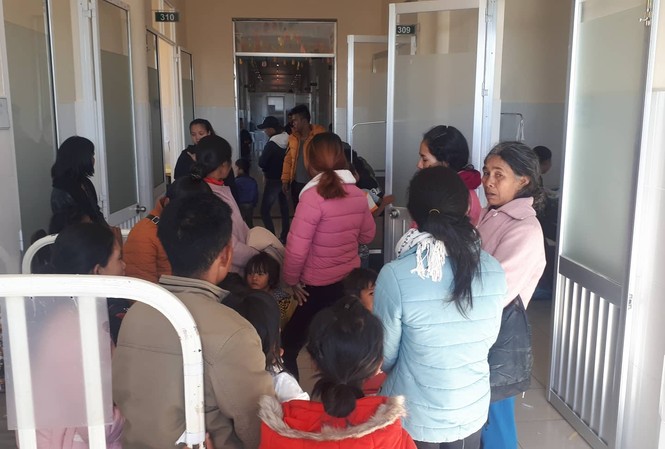 Gần 100 trẻ em nghi bị ngộ độc phải nhập viện sau bữa ăn từ thiện Nhiều người phải nhập viện cấp cứu sau bữa ăn từ thiện