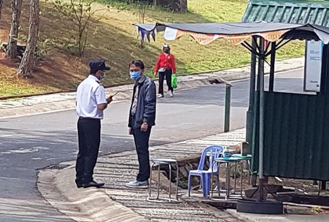 Đánh bảo vệ bệnh viện bệnh viện khi được yêu cầu khai báo y tế Cổng bệnh viện, nơi ông Hùng đánh bảo vệ-ảnh cắt từ clip