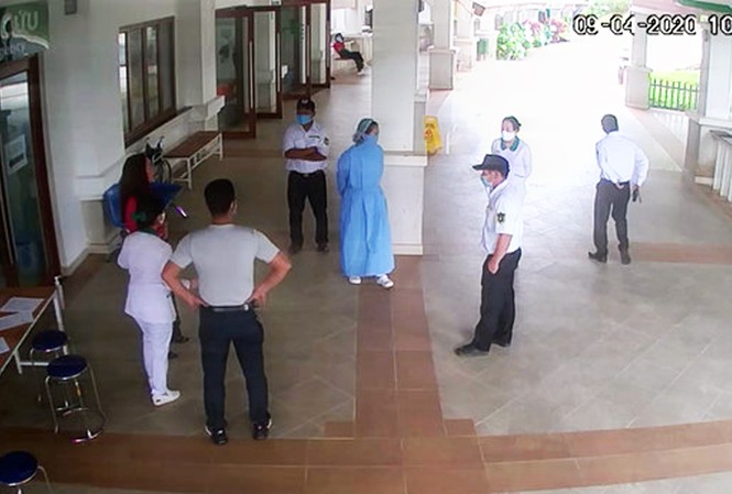 Xử nghiêm vụ đánh người khi bị nhắc đo thân nhiệt Ông Hùng chống nạnh đe dọa, xúc phạm nhân viên bệnh viện-ảnh cắt từ clip