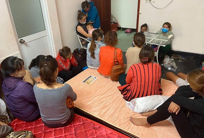 Đột kích sòng bài 'quý bà' trong khách sạn Hiện trường vụ đánh bạc