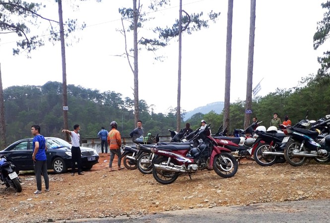 Đột kích trường gà giữa rừng nguyên sinh Các đối tượng bỏ chạy, để lại nhiều xe cộ