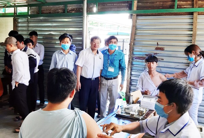 Lâm Đồng cấp tốc phòng bệnh bạch hầu ở vùng giáp ranh 'tâm dịch' Đắk Nông Tiêm phòng vắc xin bạch hầu cho HS xã Đạ R'sal