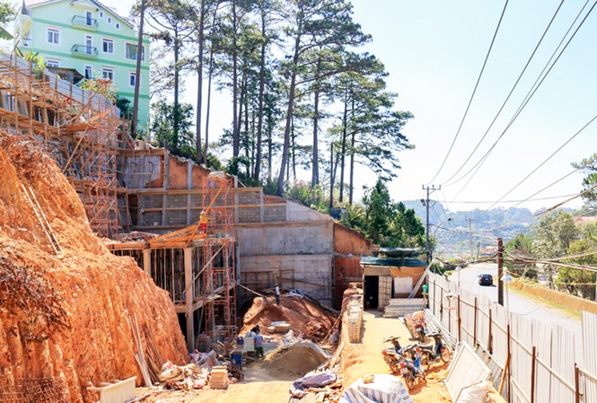 Khách sạn khoét đồi thông, đổi mặt tiền ra quốc lộ Cấp phép khoét núi xây khách sạn Diamon HIll