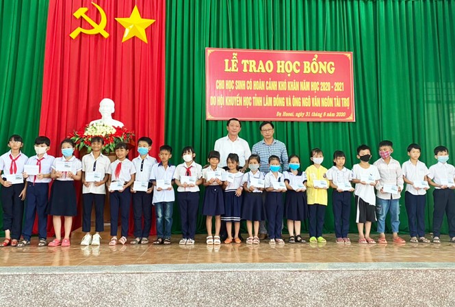 Lâm Đồng trao học bổng, xe đạp cho học sinh nghèo Hội Khuyến học tỉnh Lâm Đồng tro học bổng cho học sinh nghèo