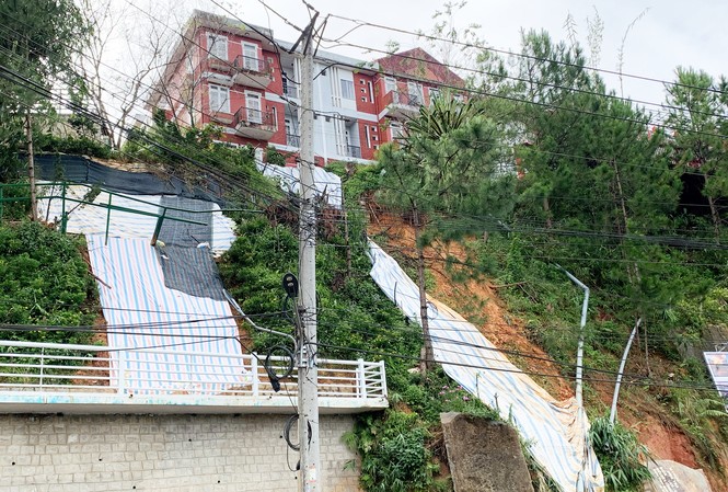 Đà Lạt: Đào khoét, san gạt đất bừa bãi, nhiều nơi bị sạt lở Che bạt để hạn chế bớt tình trạng sạt lở ở chung cư Khe Sanh
